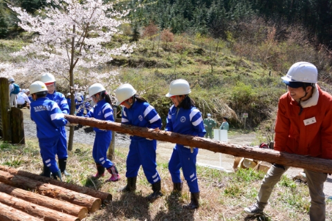 小学生との丸太運び