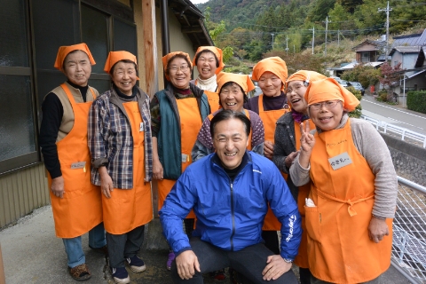 水口地区元気な邑づくり推進協議会とライオン・濱会長（中央：当時）​