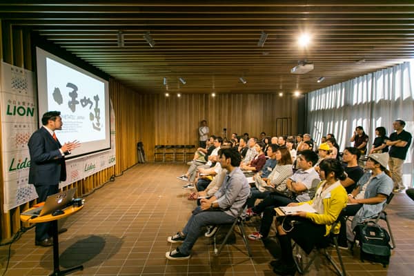 話を聞く参加者たち