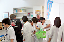 平井事業所のマルシェでは、白衣の研究員たちが積極的な購入をしました